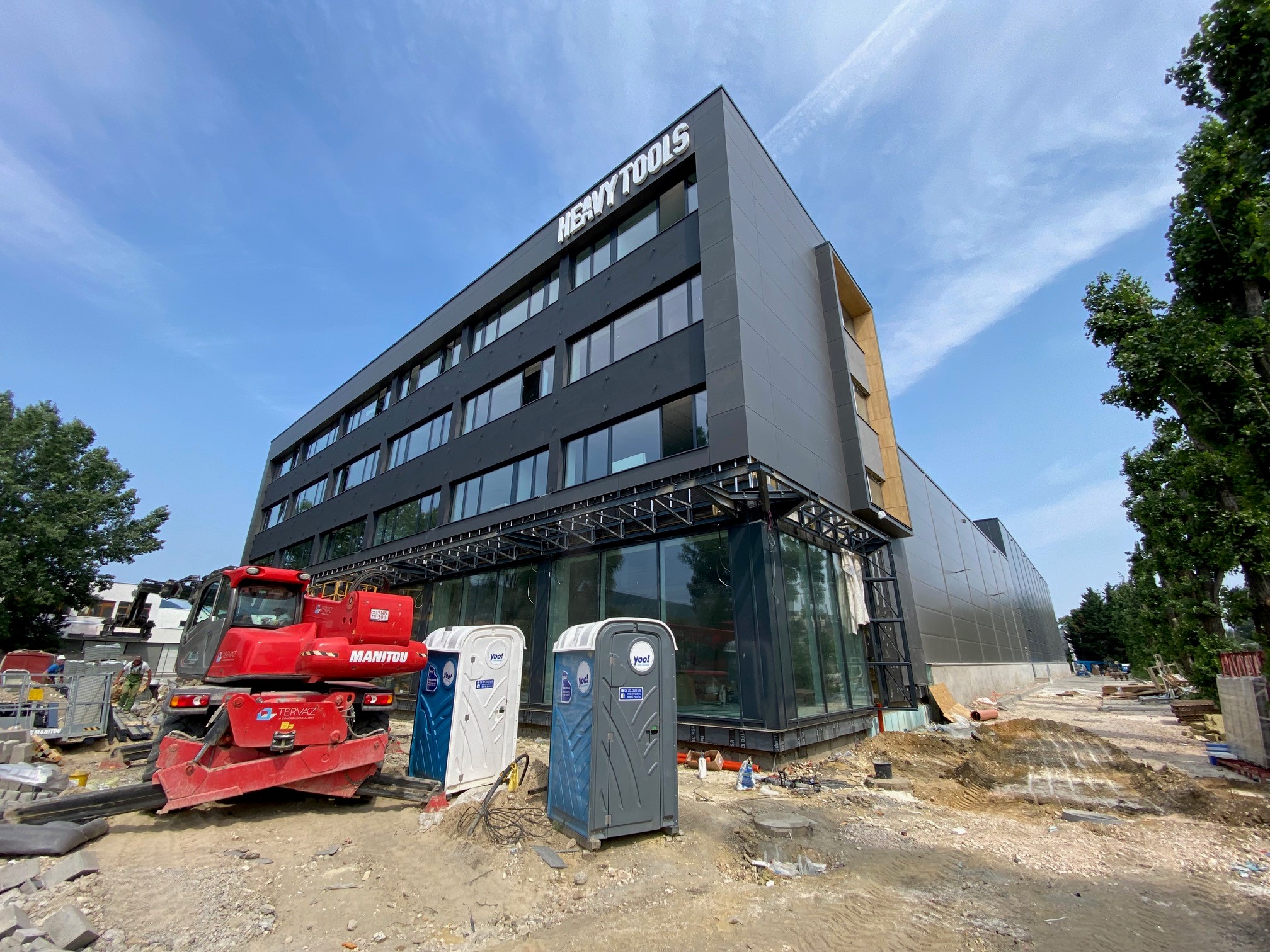 The general construction works of the new site of Prémium Sport Kft., which distributes the Heavy Tools clothing brand, are nearing completion.